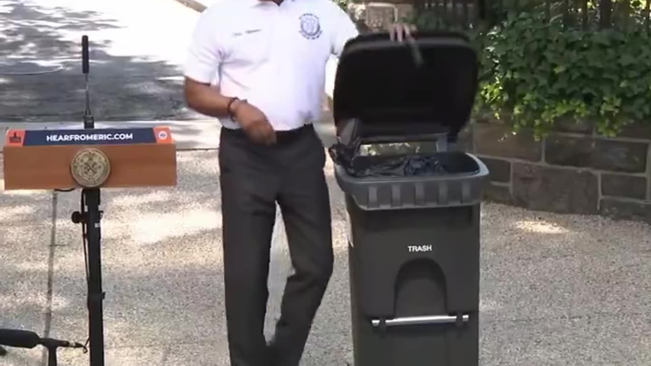The "great achievement" of the mayor of New York: New rubbish bins