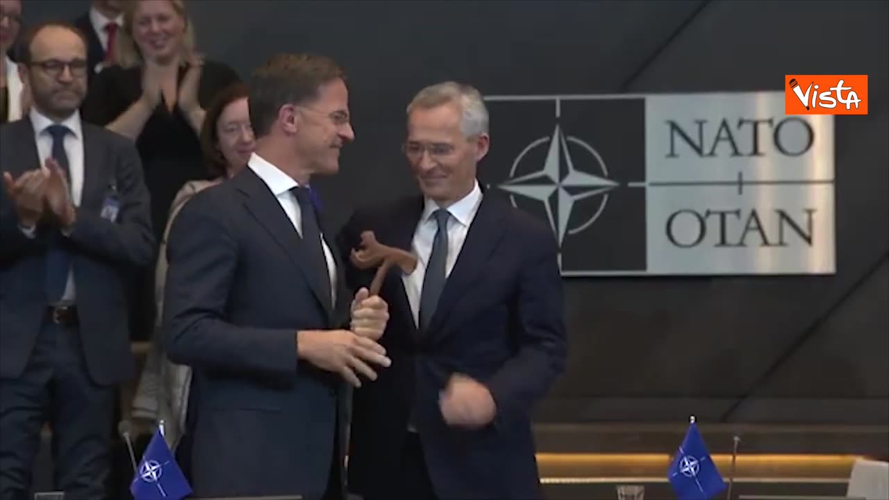 NOTIZIE DAL MONDO Il passaggio di consegne tra Stoltenberg e Rutte alla guida della NATO.Il segretario generale della NATO Jens Stoltenberg ha accolto a Bruxelles nel quartier generale di Evere,il suo successore,l'olandese Mark Rutte