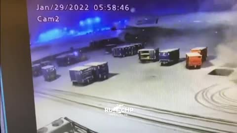 Boeing 747-400F in the battle with baggage Carts