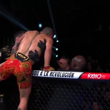 2.- El español Ilia Topuria acaba con Max Holloway por nocaut (KO)