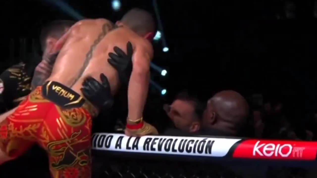 2.- El español Ilia Topuria acaba con Max Holloway por nocaut (KO)