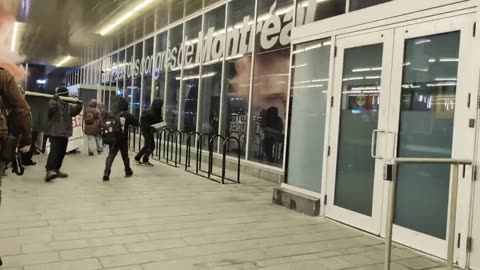 Watch as Pro-Palestinian protesters smash windows at the Palais des Congres