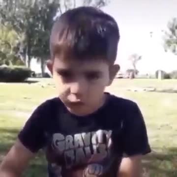 Niño amenaza al raton Pérez