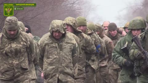 Ukrajinští vojáci se houfně vzdávají na Donbasu