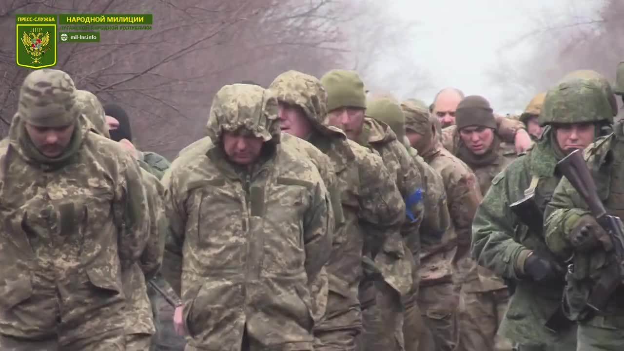 Ukrajinští vojáci se houfně vzdávají na Donbasu