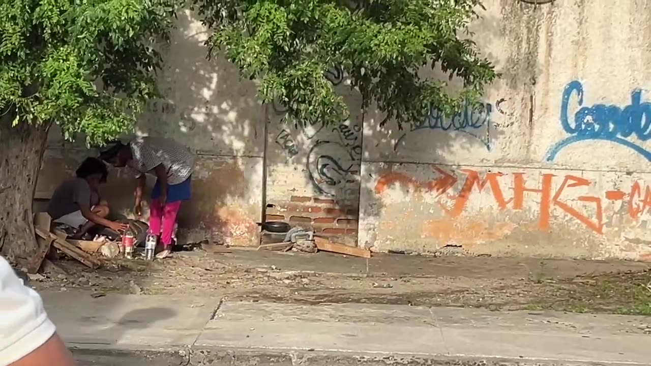 Habitantes de la calle cocinan en plena zona hotelera de la ciudad