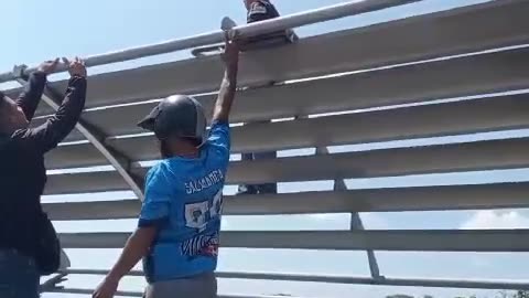 Policía salvó a joven que intentó lanzarse al vacío desde el puente La Novena