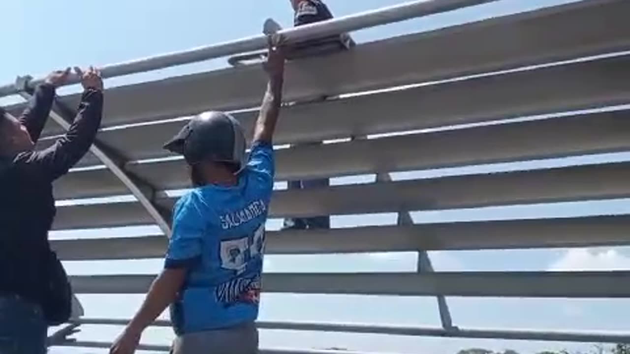 Policía salvó a joven que intentó lanzarse al vacío desde el puente La Novena