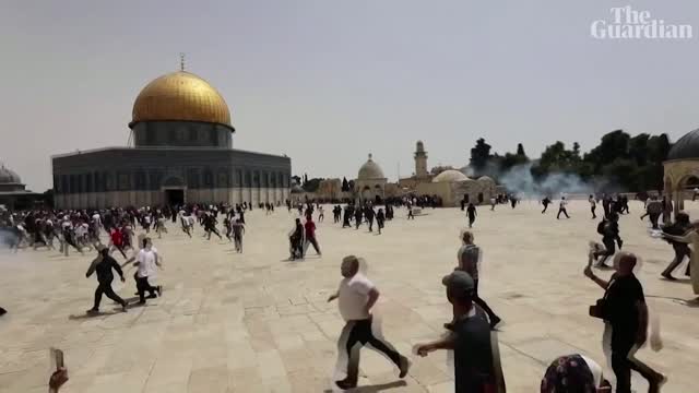 Palestine and israeli police clashed at the al-Aqsa mosque!!!!!