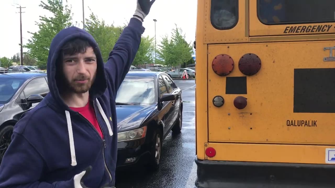 young MaN scores SKooLIE! #skoolie #cheaprvliving #vanlife