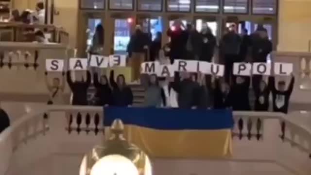 In New York, a flash mob supporting Mariupol took place at the Central Station