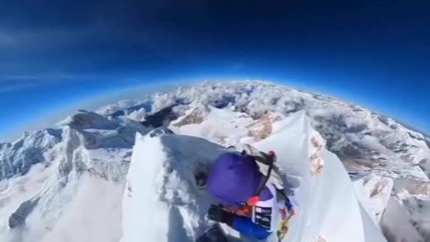 Climbing Manaslu: A Mountaineering Challenge Like No Other 🏔️⛏️💪