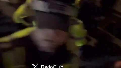 Met Police brutality against British bystanders. Absolute scum 😡