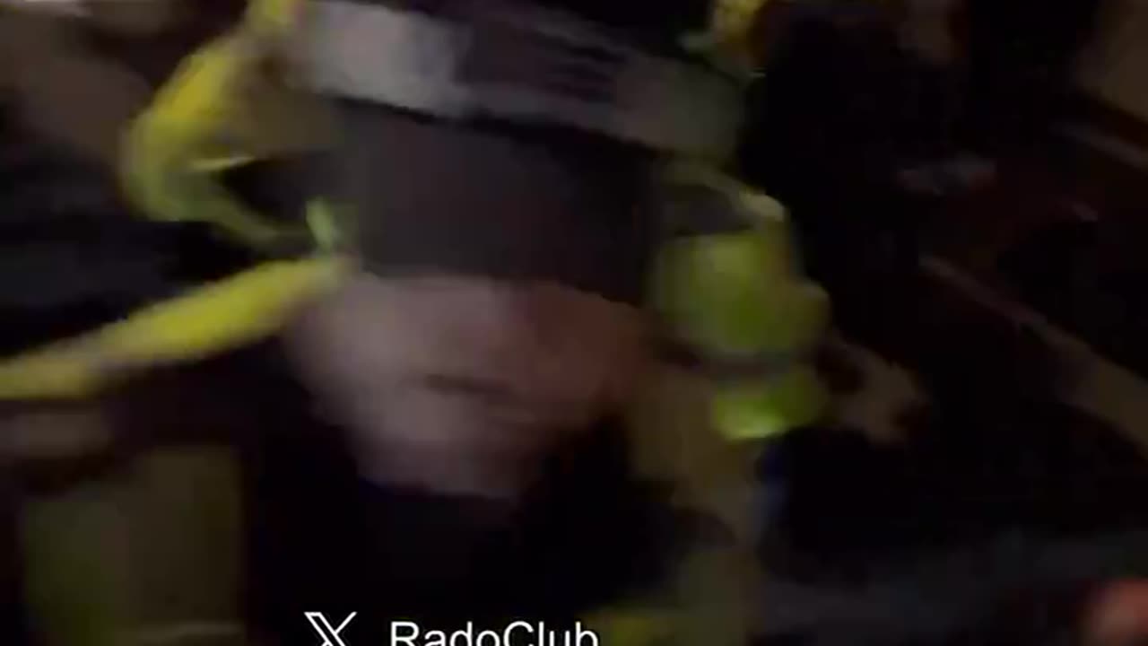 Met Police brutality against British bystanders. Absolute scum 😡