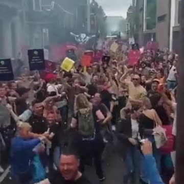 Ở Hà Lan dân khiêu vũ và mở tiệc tùng như những người tự do trên đường phố.