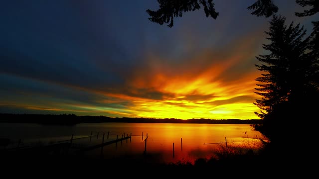 Time lapse captures unreal sunrise over Oregon lake