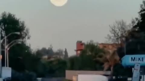Sun🌞 and moon🌜 at the same time in the sky. Amazing!😱