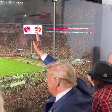President Trump on the jumbotron at Bryant-Denny Stadium in Alabama 🇺🇸