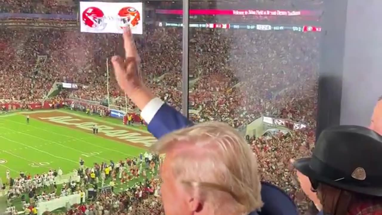 President Trump on the jumbotron at Bryant-Denny Stadium in Alabama 🇺🇸