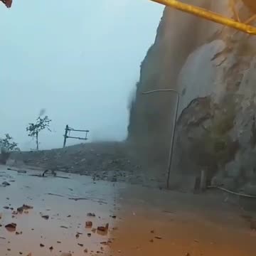 Poderoso tifón Krathon azota el norte de Filipinas y podría convertirse en un supertifón.