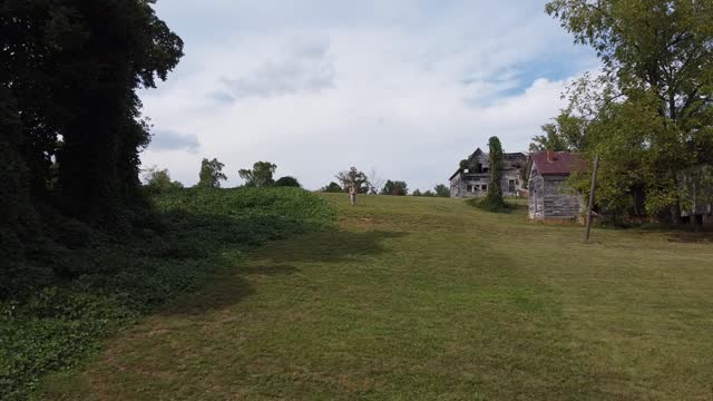 Trekking the remains of an Abandoned Town from 1905 in North Carolina