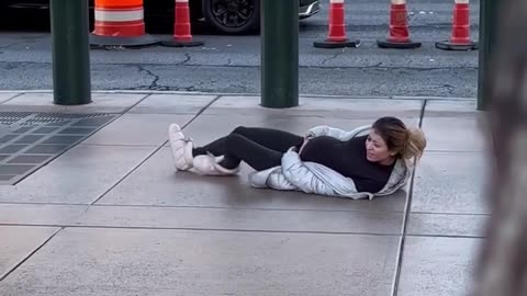 Pregnant girl fell on the street with crowd walking by but no one wanted to help.hd