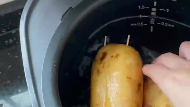 Put the lotus root into the steamer