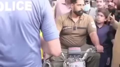 A Very Funny video Of Pakistani police officer