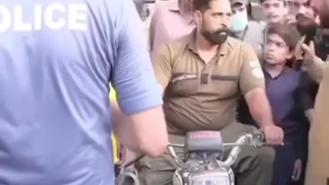 A Very Funny video Of Pakistani police officer