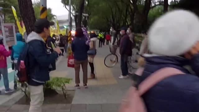 1218耶誕傳針相遊行 經過板橋車站前的廣場 隊長特地多加呼籲
