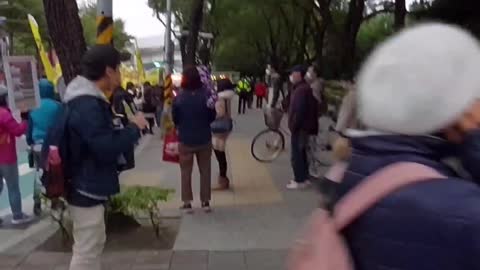 1218耶誕傳針相遊行 經過板橋車站前的廣場 隊長特地多加呼籲