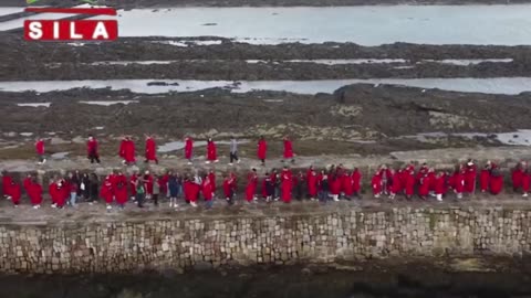 : 2022: St Andrews students join traditional Pier Walk along harbour walls