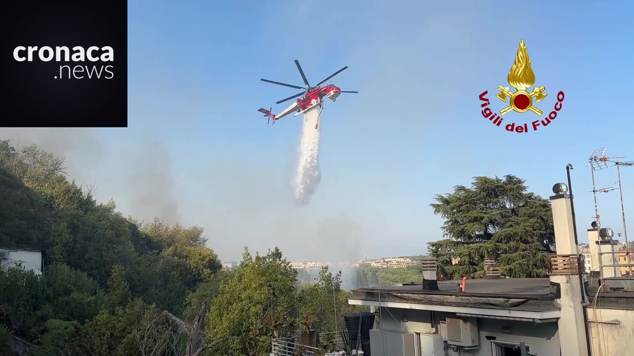 Roma: operazioni dei mezzi aerei per l'incendio a Monte Mario