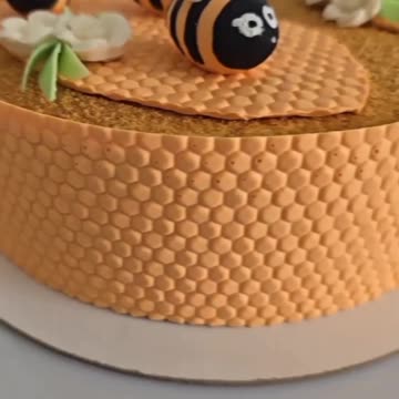 Оригинальное оформление торта "Медовик" из шоколада