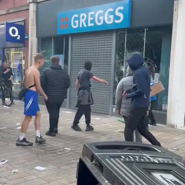 UK riots: Moment thugs smash windows at Greggs store in Hull