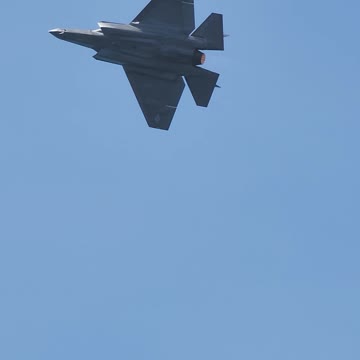 F-22 flying