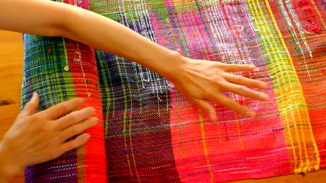 『手織り糸』で織った布地/Handwoven cloth with 『weaving yarns』