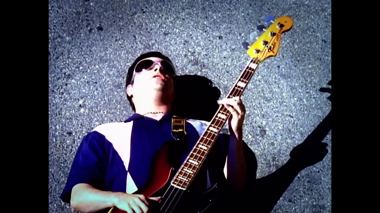 Smash Mouth - Walkin' On The Sun (Official Music Video)