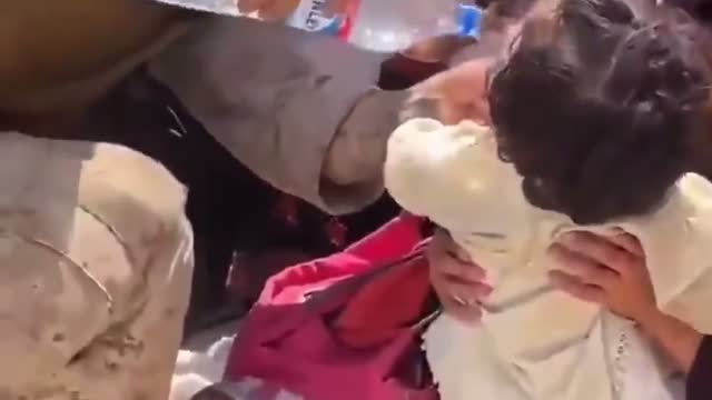 Touching Video Shows U.S. Soldier Give Water to Afghan Children