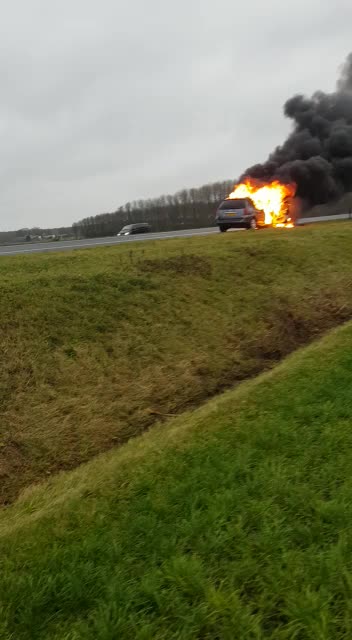 Autobrand aan de snelweg.