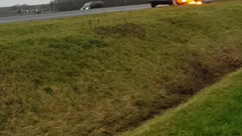 Autobrand aan de snelweg.