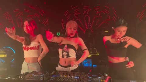 Three beautiful women led the dance on the stage