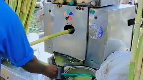 fresh sugarcane juice _tastemakelife _sugarcane _streetfood _pakistan