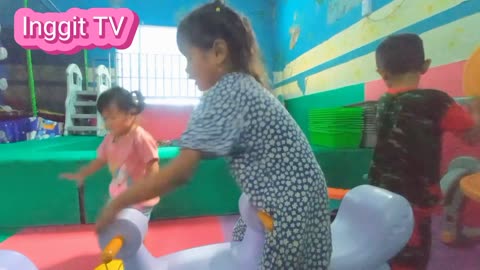 Inggit play balls with friends