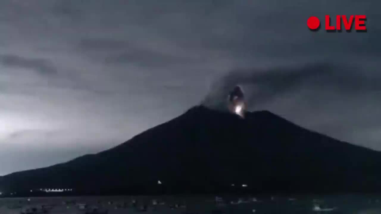 🔴Live broadcast from Italy: Stromboli volcano eruption! Lava is falling from the sky!