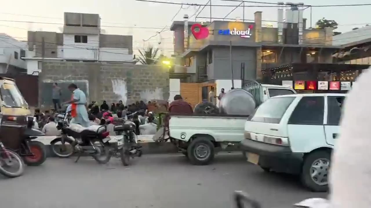 FREE IFTARI IN KARACHI - Road Side Biryani