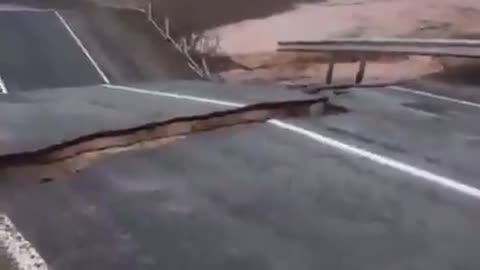 ⚡️Highway collapsed due to flooding in Sanliurfa, Turkey