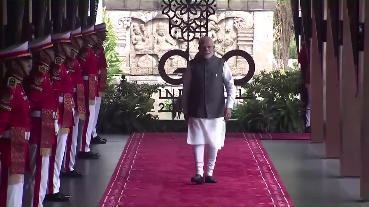 PM Modi is welcomed by the president of Indonesia to Bali for the G20 summit.