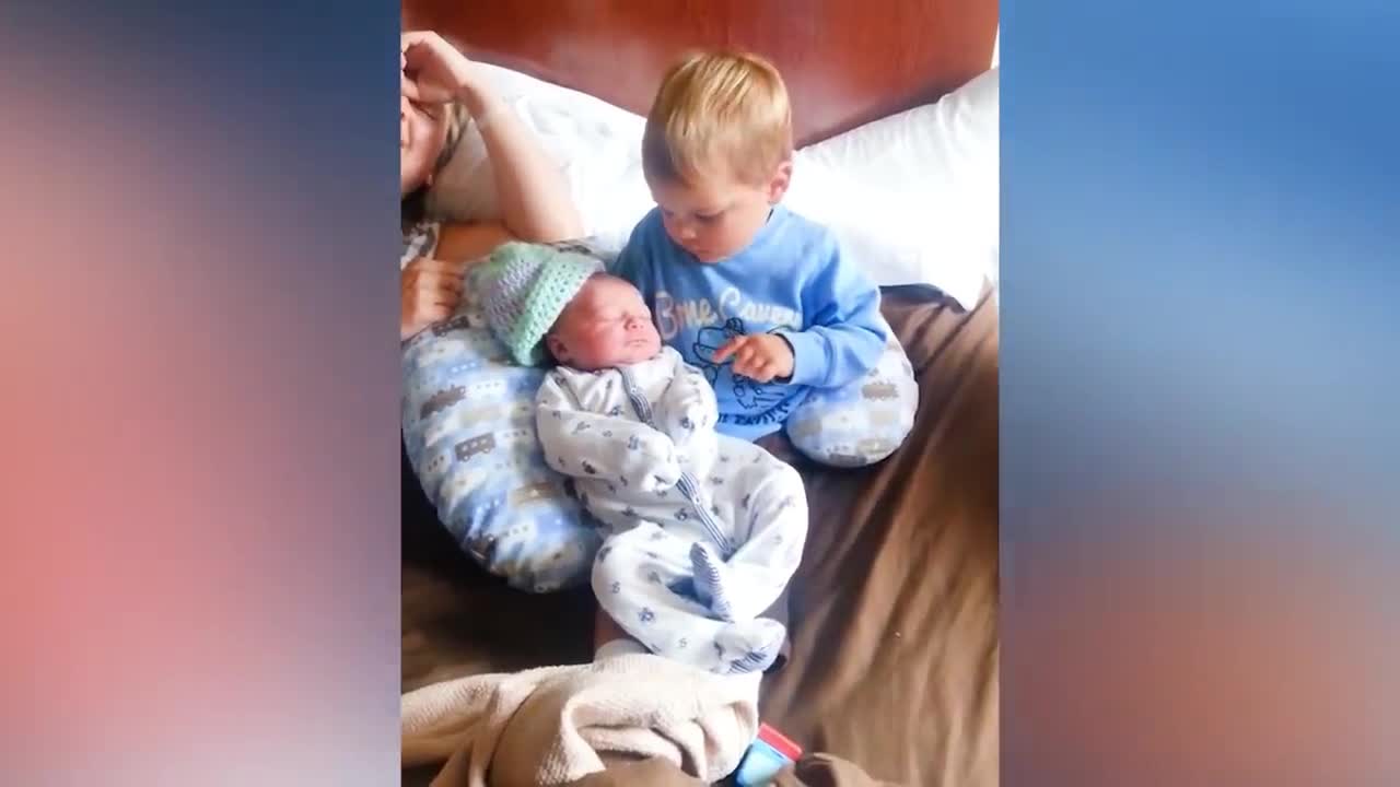 The priceless moment when children meet new babies