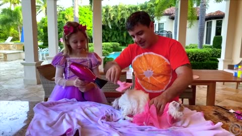 Nastya and dad bathe a kitten